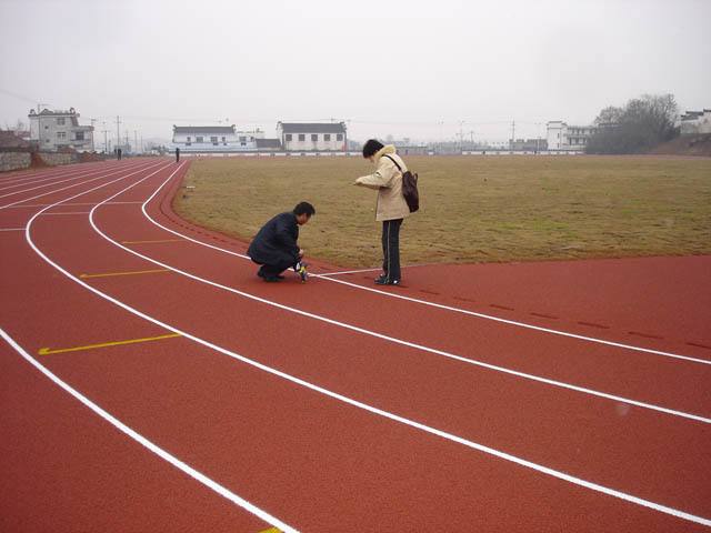 塑膠跑道如何清洗？